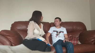 E matamuli le tamaititi aoga matamuli i le faiaoga le faamalieina (Milf Alina Tumanova)